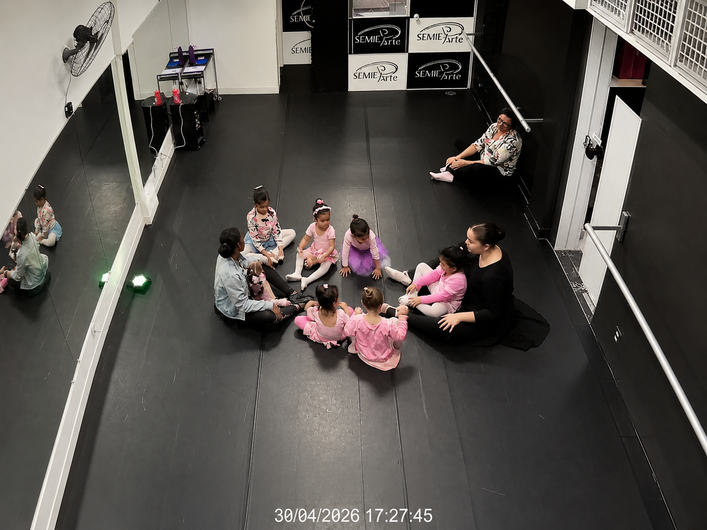 Turma da SEMIE Arte reunida em roda com a professora durante a aula