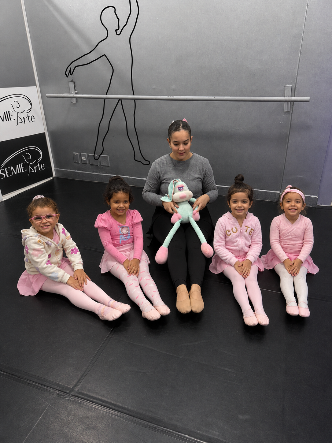 Professora com turma de Baby Class sorrindo no estúdio SEMIE Arte